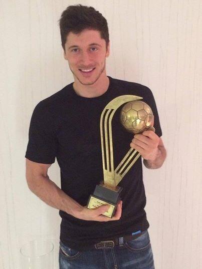 Ausgezeichnet: Robert Lewandowski mit der Trophäe für Polens Fußballer des Jahres.