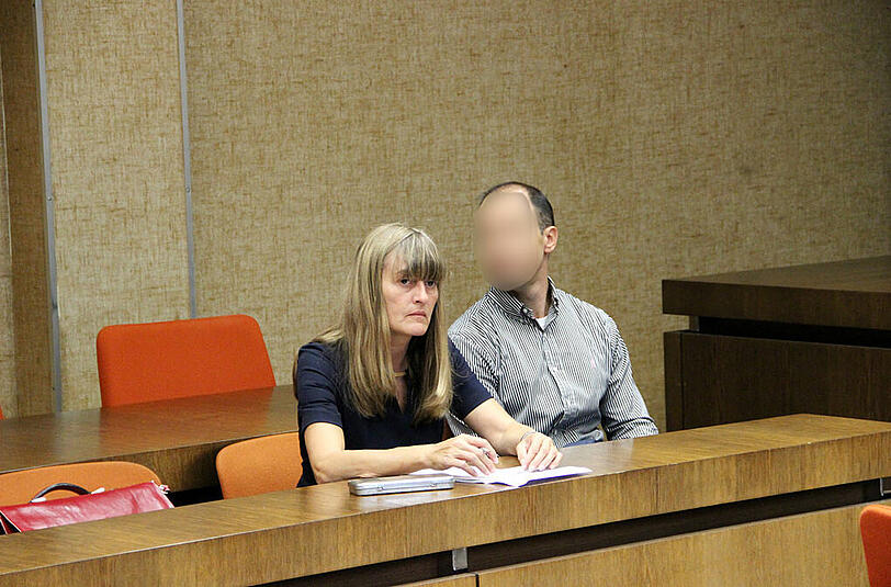 Der Angeklagte mit seiner Dolmetscherin auf der Anklagebank. Das Gericht verurteilt ihn zu 28 Monaten Gefängnis.