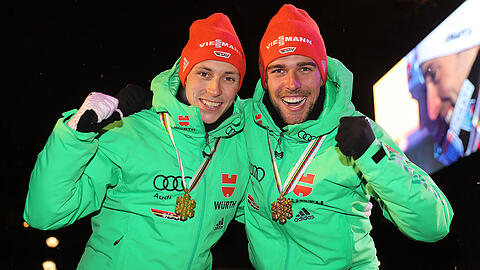 Eric Frenzel (l.) und Johannes Rydzek nach dem Gewinn der Goldmedaille bei der WM in Lahti.