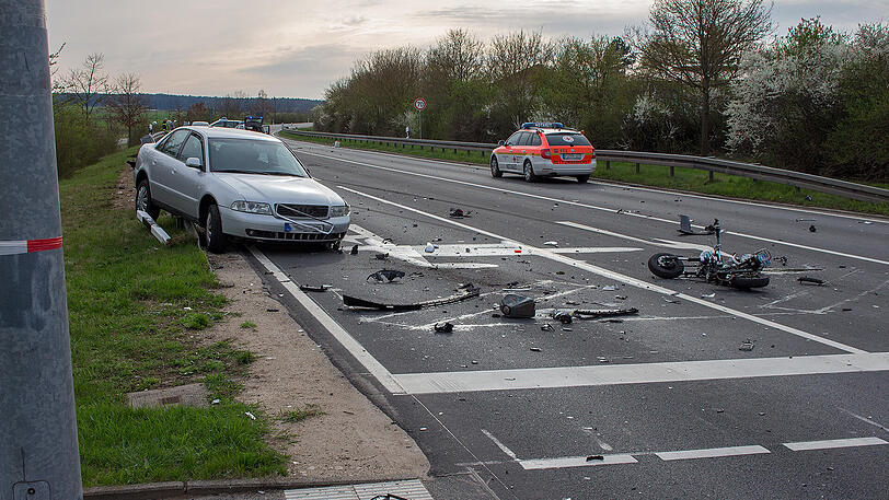 Ein Trümmerfeld auf der Staatsstraße 2245 in Zirndorf: Der Rollerfahrer starb noch vor Ort, der 30-Jährige stieß mit einem Streifenwagen zusammen, der gerade auf Einsatzfahrt war. Die Bilder.