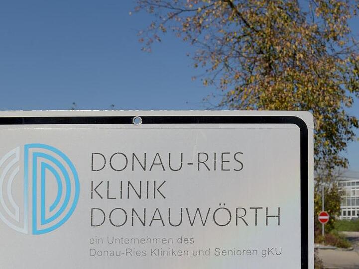 Vor der Donau-Ries Klinik in Donauwörth weist ein Schild auf das Haus hin. Foto: Stefan Puchner/Archiv