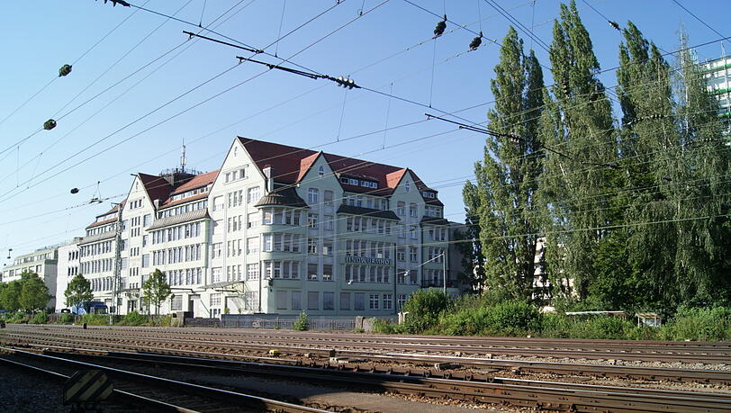 Hier soll der Bahnsteig sein. Hier soll der Bahnsteig sein.