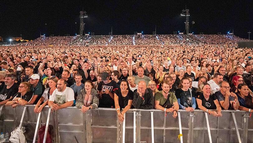 Menschen bis zum Horizont: Blick auf die Zuschauer beim Robbie-Williams-Konzert am Samstag.