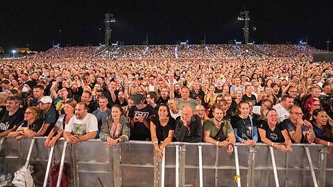 Menschen bis zum Horizont: Blick auf die Zuschauer beim Robbie-Williams-Konzert am Samstag.