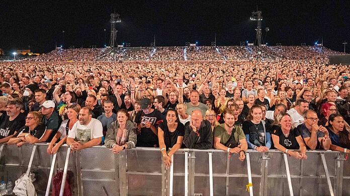 Menschen bis zum Horizont: Blick auf die Zuschauer beim Robbie-Williams-Konzert am Samstag.