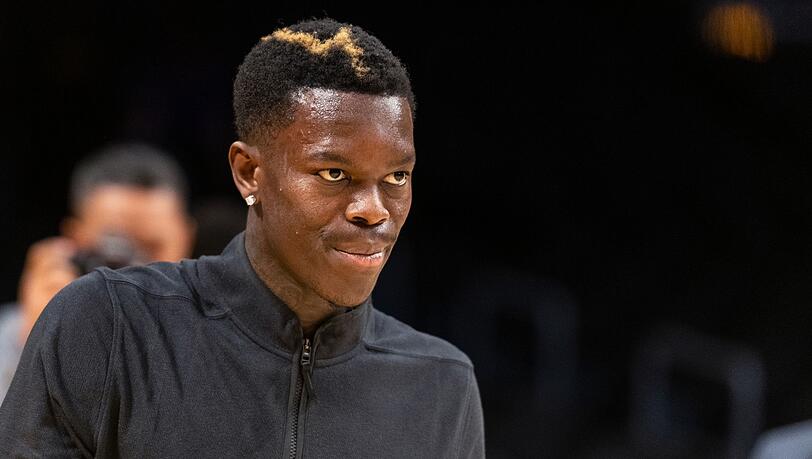 Basketball-Nationalspieler Dennis Schröder wärmt sich vor einem Spiel der Los Angeles Lakers auf.
