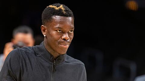 Basketball-Nationalspieler Dennis Schröder wärmt sich vor einem Spiel der Los Angeles Lakers auf.