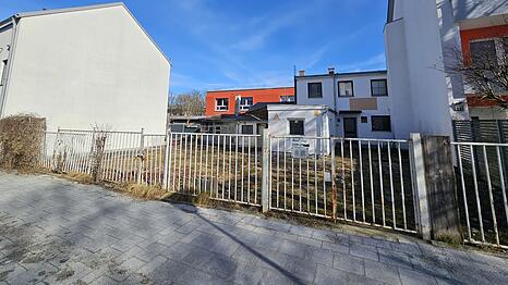 Das Grundst&uuml;ck an der Ruhestra&szlig;e in der Oberen Au. Seit zehn Jahren liegt es brach, nun soll es bebaut werden.
