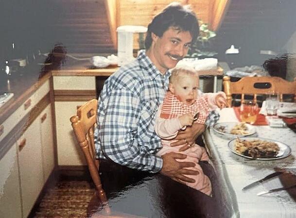 1988: Walter Reinhardt in Trudering mit Baby Nicole. Bis die Tochter 14 ist, haben sie engen Kontakt. Danach reißt er ab. 1988: Walter Reinhardt in Trudering mit Baby Nicole. Bis die Tochter 14 ist, haben sie engen Kontakt. Danach reißt er ab.