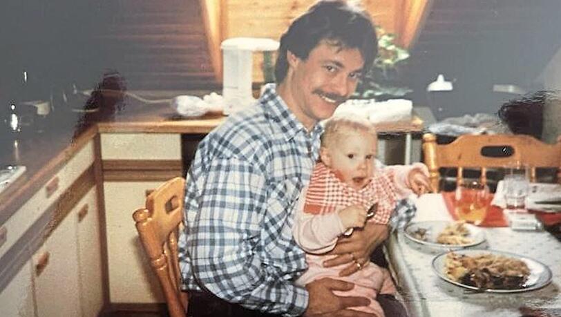1988: Walter Reinhardt in Trudering mit Baby Nicole. Bis die Tochter 14 ist, haben sie engen Kontakt. Danach reißt er ab. 1988: Walter Reinhardt in Trudering mit Baby Nicole. Bis die Tochter 14 ist, haben sie engen Kontakt. Danach reißt er ab.