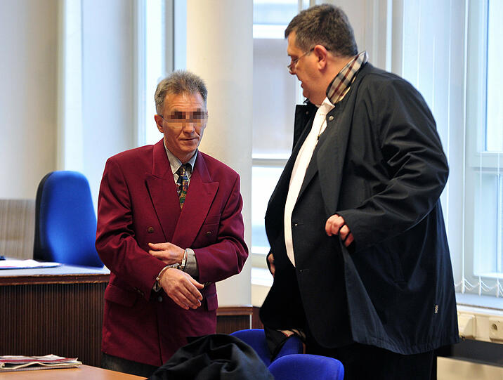 Der Angeklagte im Westerwälder Missbrauchsfall, Detlef S. (l), begrüßt im Landgericht in Koblenz in Handschellen seinen Anwalt Thomas Dueber.