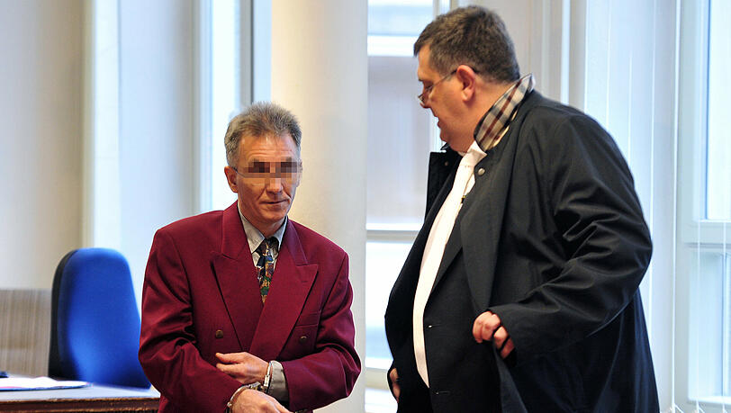 Der Angeklagte im Westerwälder Missbrauchsfall, Detlef S. (l), begrüßt im Landgericht in Koblenz in Handschellen seinen Anwalt Thomas Dueber.