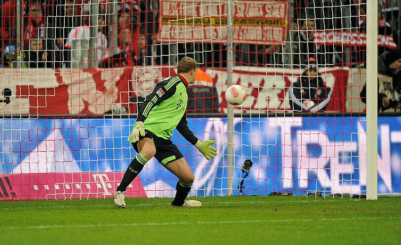 MANUEL NEUER: Note 3. Patzte in der Vorsaison in beiden Spielen. Diesmal ohne groben Fehler - aber ohne Chance beim Elfmeter.