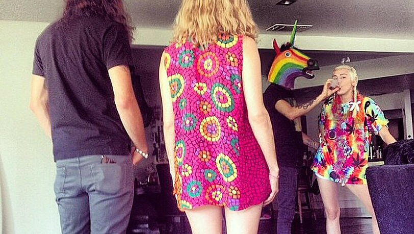 Miley Cyrus lässt sich von einem bunten Einhorn bedienen Miley Cyrus lässt sich von einem bunten Einhorn bedienen