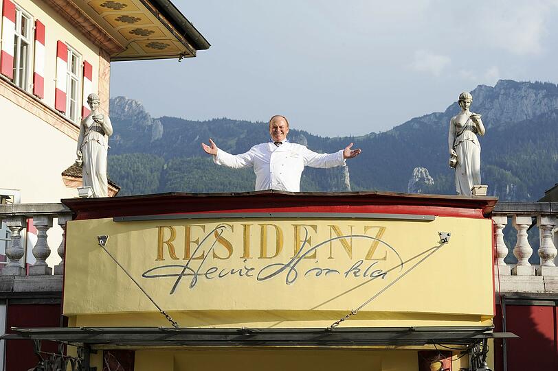 Er greift gern nach den Sternen: Star-Koch Heinz Winkler auf dem Balkon seiner Residenz im idyllischen Aschau.