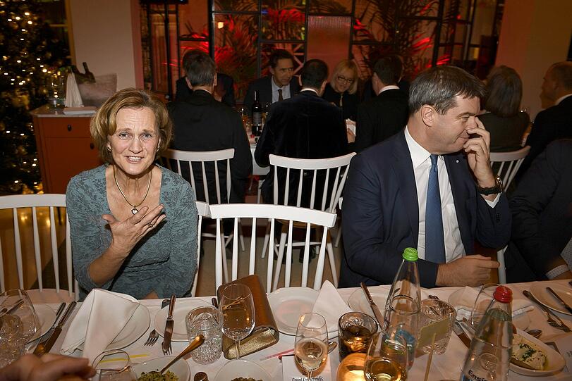 Anbandeln schaut anders aus: Noch-First-Lady Karin Seehofer und Bald-Ministerpräsident Markus Söder bei Stavros Kostantinidis&rsquo; Fest in der Reitschule.