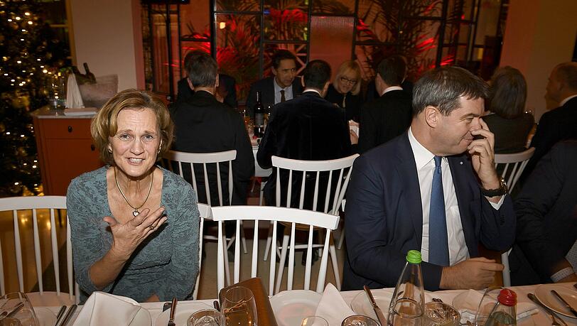 Anbandeln schaut anders aus: Noch-First-Lady Karin Seehofer und Bald-Ministerpräsident Markus Söder bei Stavros Kostantinidis’ Fest in der Reitschule. Anbandeln schaut anders aus: Noch-First-Lady Karin Seehofer und Bald-Ministerpräsident Markus Söder bei Stavros Kostantinidis’ Fest in der Reitschule.