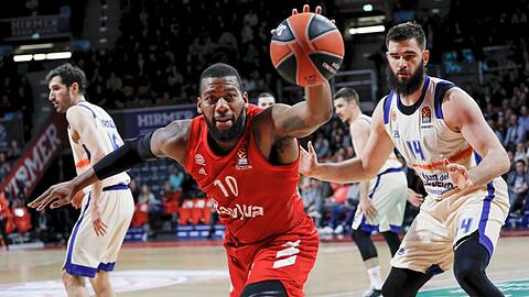 Greg Monroe - hinter ihm Valencias Bojan Dubljevic - war mit 15 Punkten bester Werfer des FC Bayern.