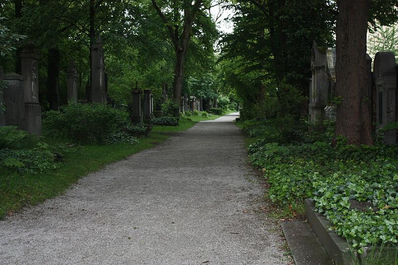 Auf dem Alten Südliche Friedhof gibt es neben dem alten Schöpfbrunnen noch viele weitere Kulturdenkmäler. Die Bilder.
