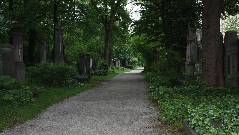 Auf dem Alten Südliche Friedhof gibt es neben dem alten Schöpfbrunnen noch viele weitere Kulturdenkmäler. Die Bilder. Auf dem Alten Südliche Friedhof gibt es neben dem alten Schöpfbrunnen noch viele weitere Kulturdenkmäler. Die Bilder.