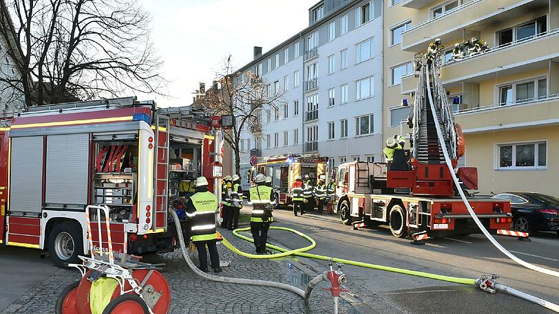 Bei einem Brand in einem Mehrfamilienhaus in der Schellingstraße ist eine Frau ums Leben gekommen.