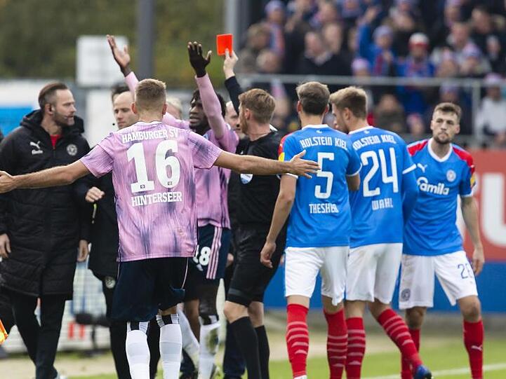 Schiedsrichter Christian Dingert (M) zeigt Hamburgs Bakery Jatta die Rote Karte.