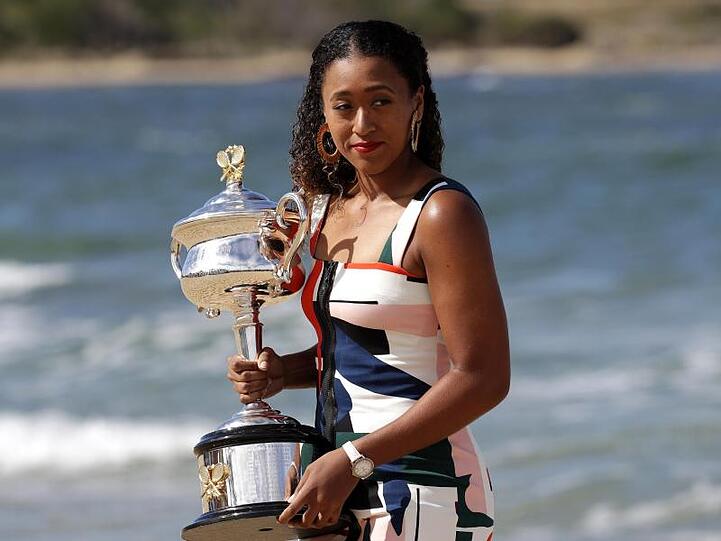 Beeindruckte mit ihren Sieg bei den Australian Open: Die Japanerin Naomi Osaka posiert mit dem Daphne Akhurst Memorial Cup.