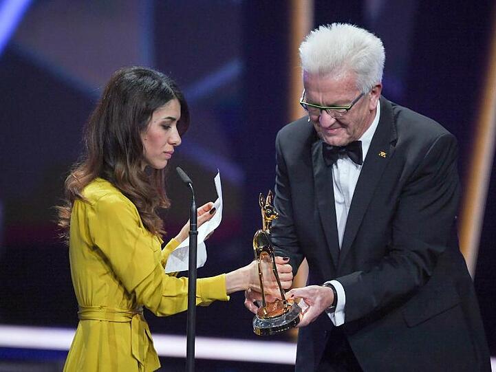 Winfried Kretschmann, Ministerpräsident von Baden-Württemberg, überreicht der Friedensnobelpreisträgern Nadia Murad einen Bambi in der Kategorie "Mut".