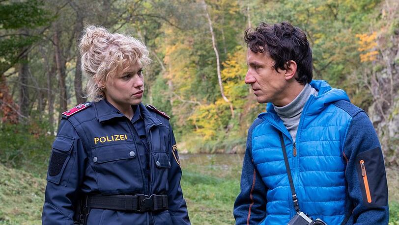 "Vier": Ulli (Julia Franz Richter) und Matthias (Laurence Rupp) unterhalten sich bei einem Spaziergang.