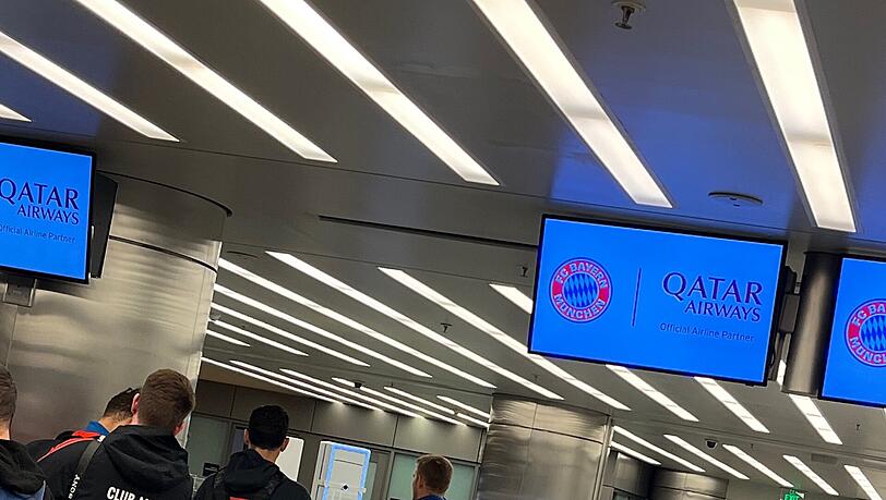 Der FC Bayern am Flughafen in Doha. (Archivbild) Der FC Bayern am Flughafen in Doha. (Archivbild)