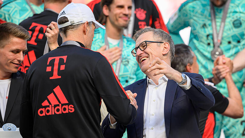 27. Mai 2023: Da war noch alles gut und doch irgendwie nicht: Jan-Christian Dreesen gratuliert Bayern-Trainer Thomas Tuchel am letzten Bundesliga-Spieltag nach dem 2:1 beim 1. FC Köln zur Meisterschaft, die Borussia Dortmund mit dem 2:2 daheim gegen den FSV Mainz den Münchnern schenkte.