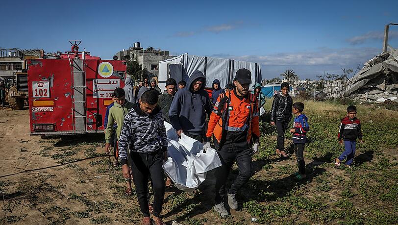 Palästinenser tragen im Gazastreifen eine Leiche.
