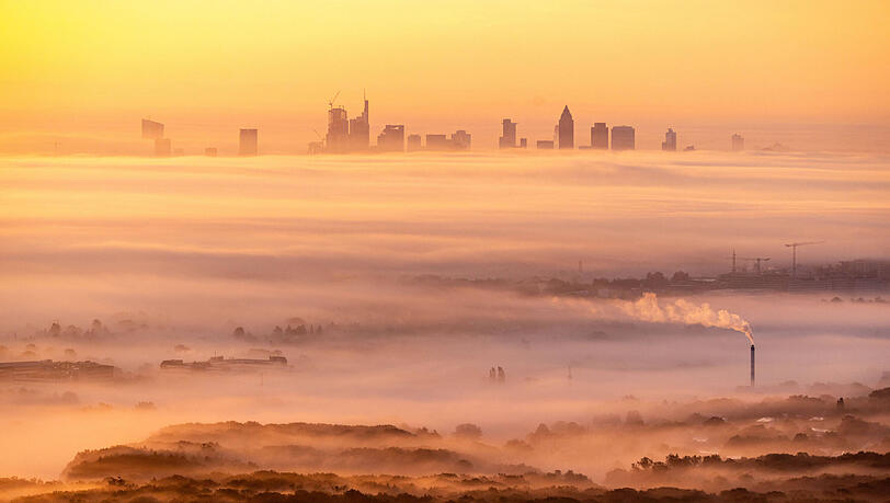 Wolkenkratzer im Nebel von Frankfurt: Hier entwickelt sich gerade ein Finanzkrimi.