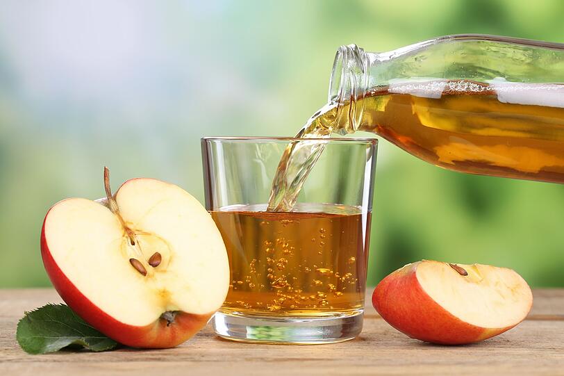 Fruchts&auml;fte wie Apfel- oder Orangensaft enthalten im Schnitt etwa 0,2 - 0,4 Volumenprozent Alkohol. Das ist nicht viel, aber Achtung: Ein ge&ouml;ffneter Saft kann an der Luft weiter g&auml;ren!