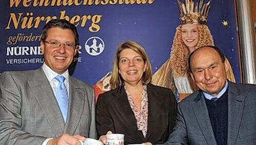 Wirtschaftsreferent Roland Fleck, Yvonne Coulin, Geschäftsführerin der Tourismuszentrale und Schausteller-Boss Lorenz Kalb (von li.) stellen die offizielle Glühweintasse 2010 vor. Passend zum Bahn-Jubiläum ist darauf heuer der „Adler“ abgebildet. Wirtschaftsreferent Roland Fleck, Yvonne Coulin, Geschäftsführerin der Tourismuszentrale und Schausteller-Boss Lorenz Kalb (von li.) stellen die offizielle Glühweintasse 2010 vor. Passend zum Bahn-Jubiläum ist darauf heuer der „Adler“ abgebildet.