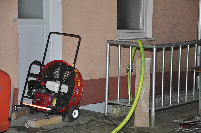Altötting - Am Dienstagabend entzündete sich im Keller einer Metzgerei in der Mühldorfer Straße ein Feuer. Die Feuerwehr konnte das Feuer schnell unter Kontrolle bringen. Die Schadenshöhe ist noch unklar. Es gab keine Verletzten.