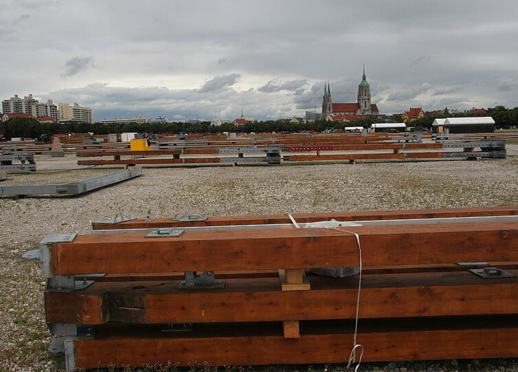 Noch sieht man lediglich ein paar Balken - schon bald wird hier aber das Volksfest des Jahres stattfinden!