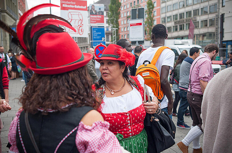 Flüchtlinge und Wiesn-Besucher treffen in München aufeinander, Bilder vom Hauptbahnhof am ersten Tag des Oktoberfests.