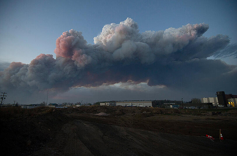 Die Waldbrände in der kanadischen Provinz Alberta breiten sich immer mehr aus. Den Behörden zufolge, sind sieben der 49 Brände außer Kontrolle. Sehen Sie hier die dramatischen Ausmaße des Flammenmeeres.