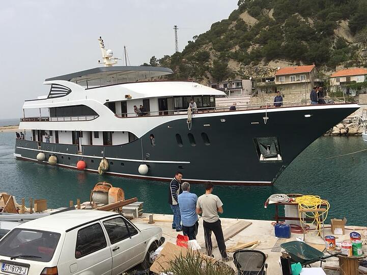 Frisch aus der Werft: Auf der neuen M/Y Solaris werden die Schönen Münchnerinnen wohnen.