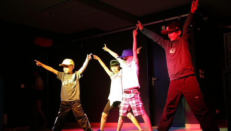 Musik, Tanz und Artistik sind bei den "kids on stage" zu sehen. Musik, Tanz und Artistik sind bei den "kids on stage" zu sehen.