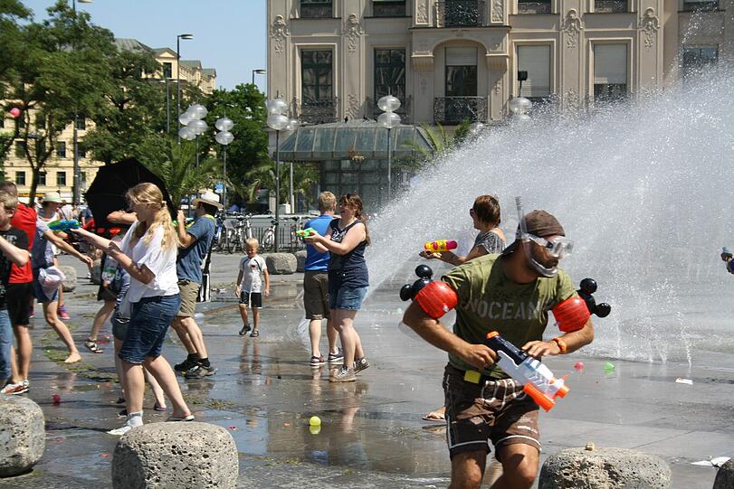 Wasserschlacht am Stachus. Die Bilder.