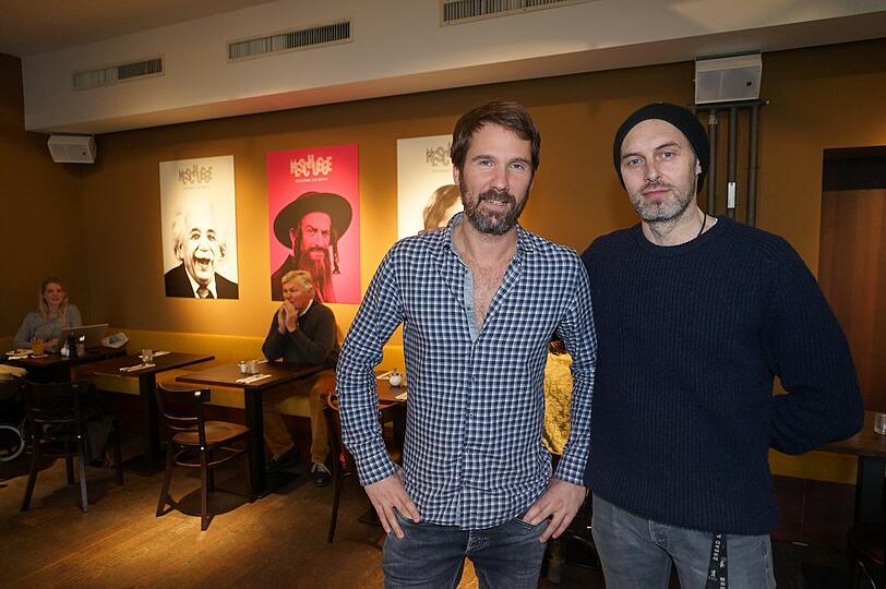 Florian Gleibs und Jürgen &bdquo;Juki&ldquo; Grap betreiben das neue Restaurant &bdquo;Meschugge&ldquo; neben dem Volkstheater.