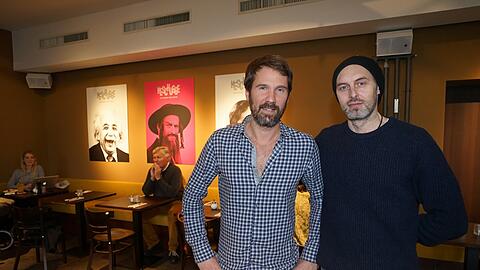Florian Gleibs und Jürgen &bdquo;Juki&ldquo; Grap betreiben das neue Restaurant &bdquo;Meschugge&ldquo; neben dem Volkstheater.