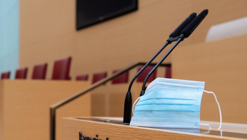 Ein Mund-Nase-Schutz befindet sich im Plenarsaal im bayerischen Landtag neben Mikrofonen. Foto: Sven Hoppe/dpa Ein Mund-Nase-Schutz befindet sich im Plenarsaal im bayerischen Landtag neben Mikrofonen. Foto: Sven Hoppe/dpa