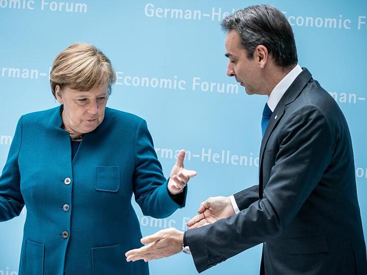 Kanzlerin Angela Merkel begrüßt Kyriakos Mitsotakis, Premierminister von Griechenland, zu Beginn des Deutsch-Griechischen Wirtschaftsforums.