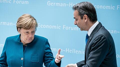 Kanzlerin Angela Merkel begrüßt Kyriakos Mitsotakis, Premierminister von Griechenland, zu Beginn des Deutsch-Griechischen Wirtschaftsforums.