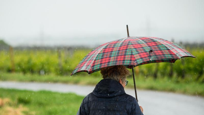 Spaziergang mit Regenschirm. Spaziergang mit Regenschirm.