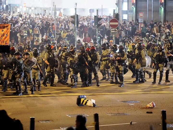 Aufmarsch: Polizeieinsatz in Hongkong an Heiligabend.