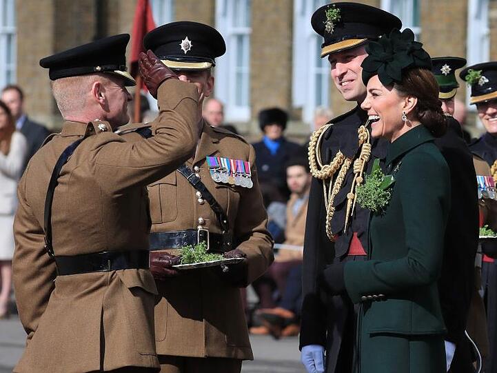 Kate (r), Herzogin von Cambridge und Prinz William bei der St. Patrick's Day Parade in Hounslow.